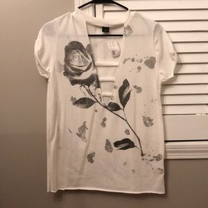 The clas•sic V-neck